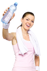 Sportliche junge Frau hält Wasserflasche