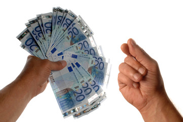 une bonne liasse de billets de baque