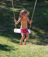 pettie fille sur une balançoire