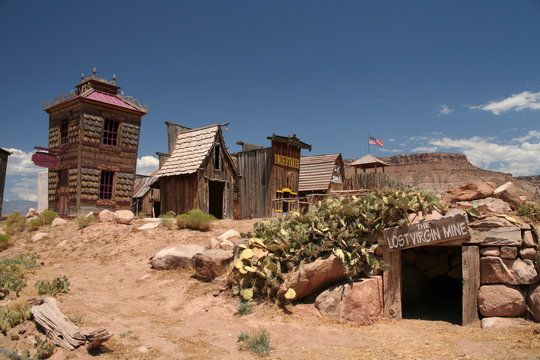 d&eacute;cor de western, village en bois et sa mine