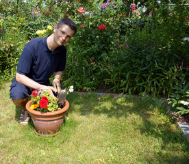 Mann bei der Gartenarbeit.