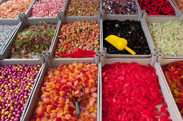 Etalage de friandises et de bonbons sur le marché de Hesdin.