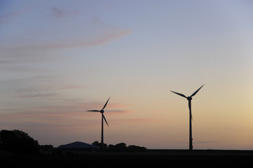 Windkraftanlagen in der Abenddämmerung