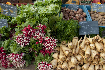 Etalage de fruits et légumes sur le marché de Hesdin (Panais, r