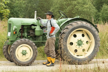 Alter Traktor mit Fahrer 