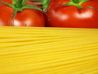 uncooked spaghetti with tomatoes