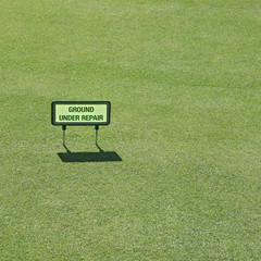 Hinweistafel "Ground under Repair" auf Golfgreen