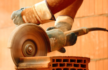 Worker cutting bricks - 16209231