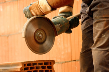 Worker cutting bricks - 16209289