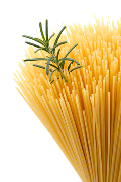 Branche de romarin dans paquet de spaghettis