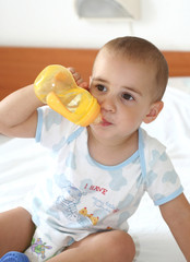 bimbo che beve dal biberon