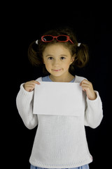kleines mädchen hält leeres blatt papier für aufschrift hoch