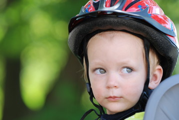 Kleinkind mit Fahrradhelm