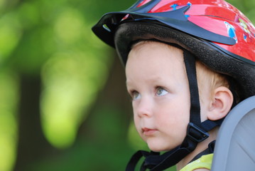 Kleinkind mit Fahrradhelm