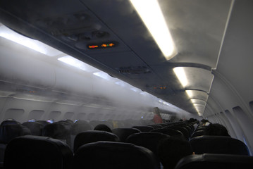 fumée dans l'avion - obrazy, fototapety, plakaty