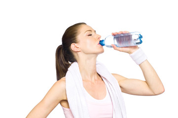 Sportliche junge Frau trinkt Wasser