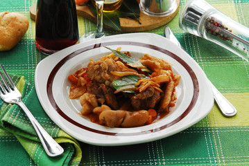 Maiale stufato con pancetta puntine cotenna mele pomodoro