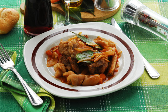 Maiale stufato con pancetta puntine cotenna mele pomodoro