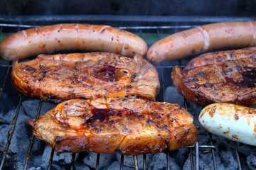 Grillfleisch und Grillwürste