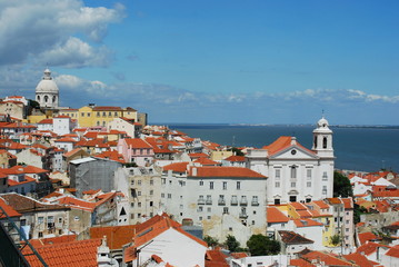 Fototapeta na wymiar Widok na miasto od stolicy Portugalii, Lizbonie