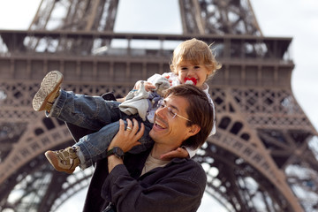 parent paris france jouer enfant tour eiffel père voyage