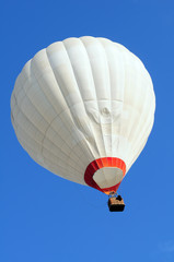 Naklejka premium Hot air balloon and blue sky