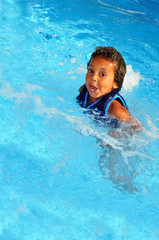Fototapeta na wymiar enfant dans la piscine