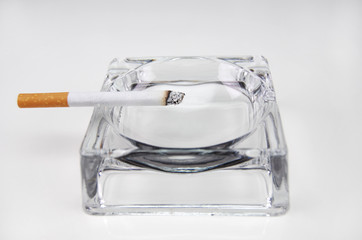 Cigarro no cinzeiro fundo branco