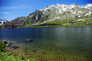 Svizzera: lago al passo del San Gottardo (2108 mt )