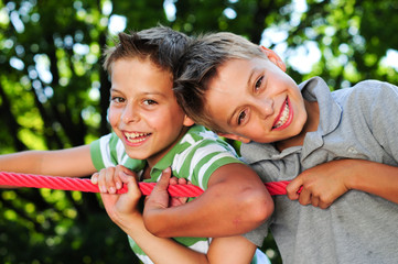 Zwillinge ganz fröhlich