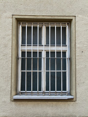 Vergitterte Fenster eines Gefängnisses