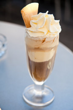 Eiskaffe mit Sahne