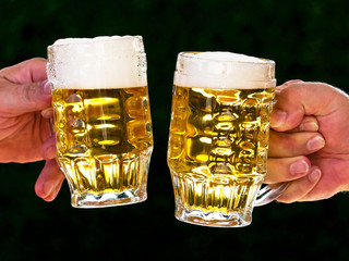 Zwei Krüge mit Bier uns Bierschaum