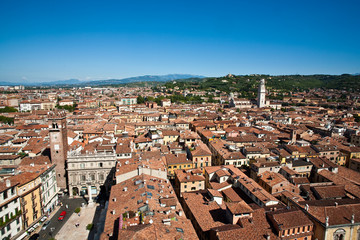 Naklejka premium Blick auf Verona und die Berge vom Torre dei Lamberti