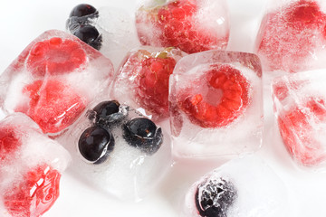 Framboises et cassis glacés