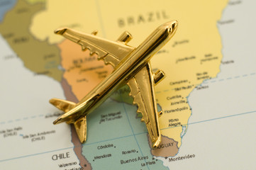 Fototapeta na wymiar Złoty Samolot Ponad Ameryce Południowej