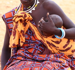 Donna Masai che allatta il figlio