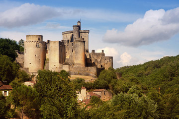 Fototapeta na wymiar zamek i średniowieczna wioska, Lot, Francja
