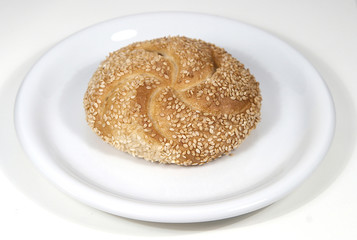 Brötchen auf weißem Teller