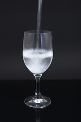 Reines Wasser eingießen