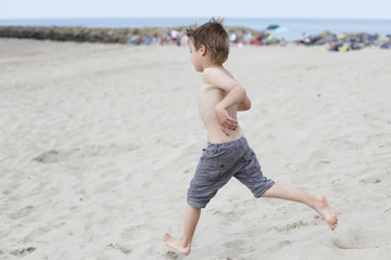 kleiner junge läuft zum meer