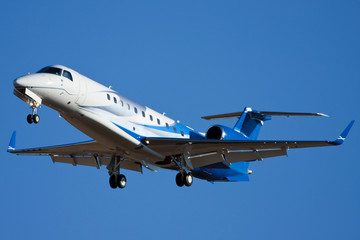 Fototapeta na wymiar Nowoczesne Corporate Jet Landing