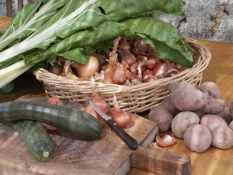 des légumes divers sur une table