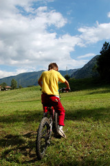 Fototapeta premium Bambino in bicicletta da cross