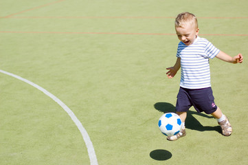 Obraz premium Boy playing football