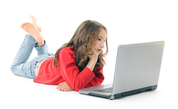 bambina con computer