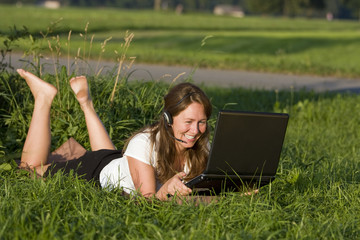 frau lächelt am laptop