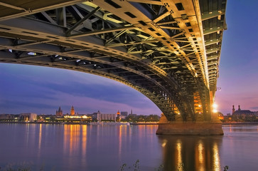 Fototapeta premium Mainz Panorama mit Theodor Heuss Brücke