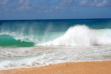 Fototapeta na wymiar Waves Crashing