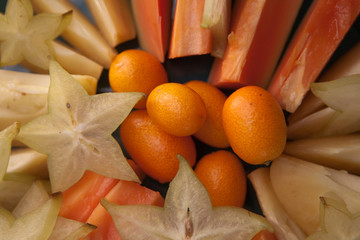 frisches saftiges Obst (Südfrüchte) in orange, grün